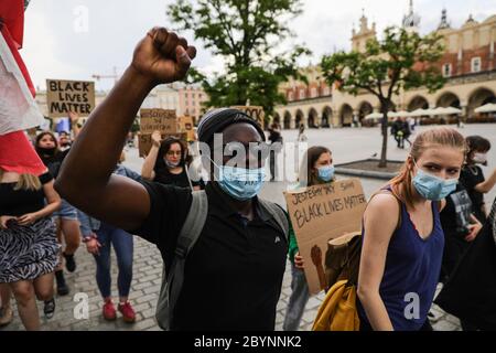 Ein afroamerikanischer Protestler hebt während des Protestes die Faust in die Luft. Hunderte von jungen Menschen nahmen an der "Black Lives Matter"-Demonstration in Krakau Teil Stockfoto