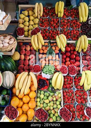 Budva, Montenegro - 10. juni 2020: Marktschau mit Obst. Stockfoto