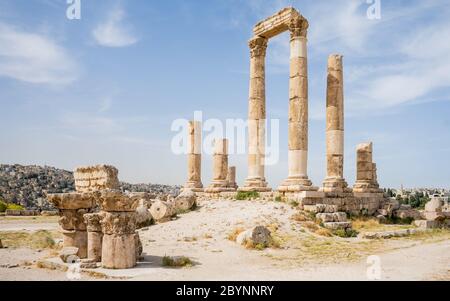 Die Zitadelle in der Stadt Amman in Jordanien im Nahen Osten. Tempel des Herkules der Zitadelle Amman (Jabal al-Qal'a). Altstadt. Stockfoto