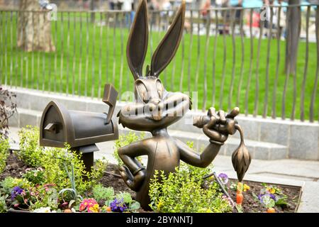 Statue von Bugs Bunny, Teil einer Reihe von Film Themen Bronze-Skulpturen auf Leicester Square feiert ein Jahrhundert des Kinos Stockfoto