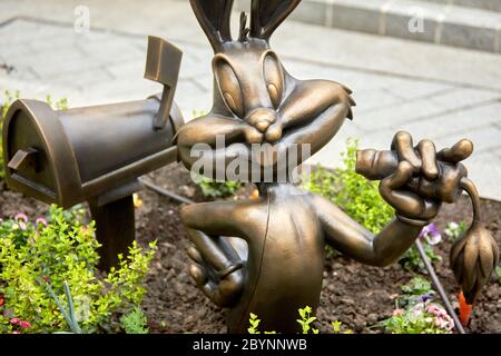 Statue von Bugs Bunny, Teil einer Reihe von Film Themen Bronze-Skulpturen auf Leicester Square feiert ein Jahrhundert des Kinos Stockfoto