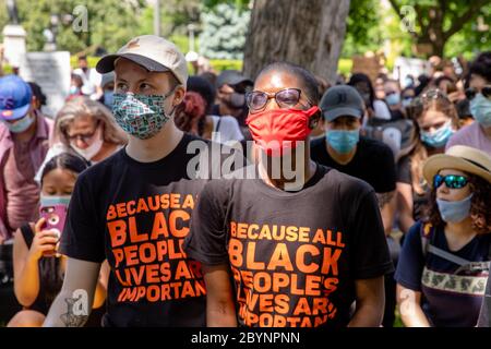 TORONTO, ONTARIO, KANADA - 6. JUNI 2020: Anti-Rassismus-Marsch, in Solidarität mit Black Lives Matter und gegen den Tod von George Floyd und Polizei inj Stockfoto