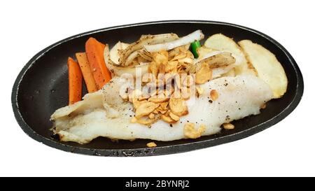 dolly Fisch in schwarzer Platte isoliert auf Hintergrund mit Clipping Pfad Stockfoto