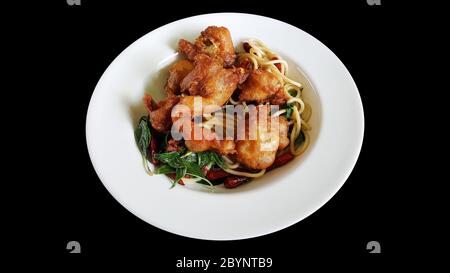 Rühren Sie gebratene Spaghetti mit getrockneten Chili und weichen Muschelkrabben, Clipping Teil isoliert auf schwarzem Hintergrund Stockfoto