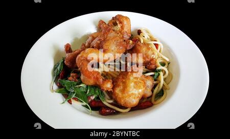 Rühren Sie gebratene Spaghetti mit getrockneten Chili und weichen Muschelkrabben, Clipping Teil isoliert auf schwarzem Hintergrund Stockfoto