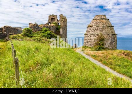 Ruinen von Dunure Castle aus dem 13. Jahrhundert und Taubenkot aus dem 15. Jahrhundert mit Blick auf den Firth of Clyde, Ayrshire, Schottland, Großbritannien Stockfoto