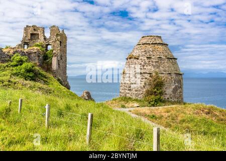 Ruinen von Dunure Castle aus dem 13. Jahrhundert und Taubenkot aus dem 15. Jahrhundert mit Blick auf den Firth of Clyde, Ayrshire, Schottland, Großbritannien Stockfoto