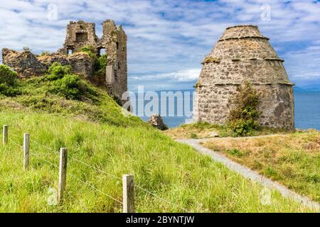 Ruinen von Dunure Castle aus dem 13. Jahrhundert und Taubenkot aus dem 15. Jahrhundert mit Blick auf den Firth of Clyde, Ayrshire, Schottland, Großbritannien Stockfoto