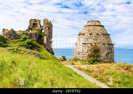 Ruinen von Dunure Castle aus dem 13. Jahrhundert und Taubenkot aus dem 15. Jahrhundert mit Blick auf den Firth of Clyde, Ayrshire, Schottland, Großbritannien Stockfoto