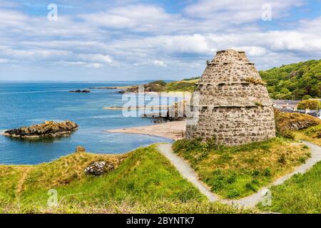 Taubenkot aus dem 15. Jahrhundert in Dunure Castle, Ayrshire, Schottland, mit Blick auf Dunure Dorf und das vierte von Clyde, Stockfoto