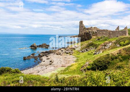 Ruinen von Dunure Castle aus dem 13. Jahrhundert mit Blick auf den Firth of Clyde, Ayrshire, Schottland, Großbritannien Stockfoto