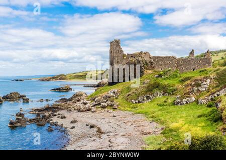 Ruinen von Dunure Castle aus dem 13. Jahrhundert mit Blick auf den Firth of Clyde, Ayrshire, Schottland, Großbritannien Stockfoto