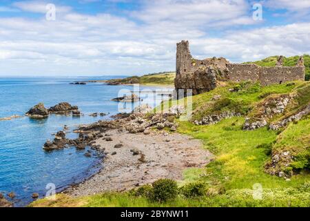 Ruinen von Dunure Castle aus dem 13. Jahrhundert mit Blick auf den Firth of Clyde, Ayrshire, Schottland, Großbritannien Stockfoto