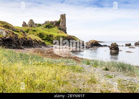 Ruinen von Dunure Castle aus dem 13. Jahrhundert mit Blick auf den Firth of Clyde, Ayrshire, Schottland, Großbritannien Stockfoto