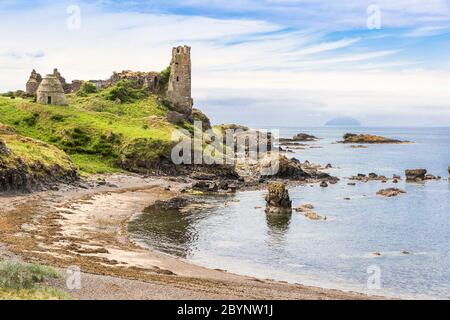 Ruinen von Dunure Castle aus dem 13. Jahrhundert, mit Blick auf den Firth of Clyde, Ayrshire, Schottland, Großbritannien und Ailsa Craig Island am Horizont Stockfoto