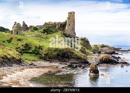 Ruinen von Dunure Castle aus dem 13. Jahrhundert mit Blick auf den Firth of Clyde, Ayrshire, Schottland, Großbritannien Stockfoto