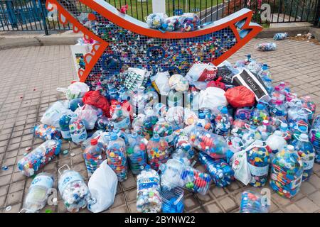 Kunststoffflasche Tops Recycling Sammelstelle in Straße in Spanien Stockfoto