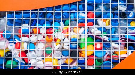 Kunststoffflasche Tops Recycling Sammelstelle in Straße in Spanien Stockfoto