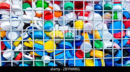 Kunststoffflasche Tops Recycling Sammelstelle in Straße in Spanien Stockfoto