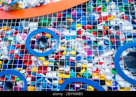 Kunststoffflasche Tops Recycling Sammelstelle in Straße in Spanien Stockfoto