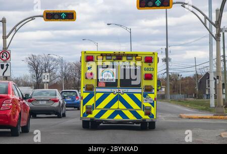 10. Mai 2020 - Saint-Constant, QC, Kanada: Rückansicht des Krankenwagens mit Regenbogenaufkleber 'Ça va bien aller' französische Hope-Botschaft im Fenster Stockfoto