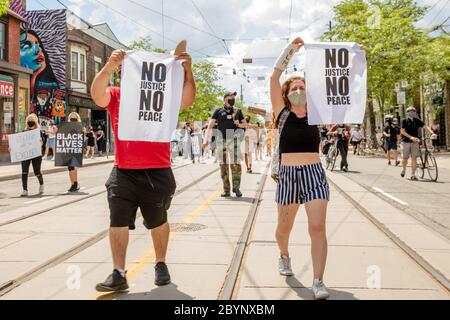 TORONTO, ONTARIO, KANADA - 6. JUNI 2020: Anti-Rassismus-Marsch, in Solidarität mit Black Lives Matter und gegen den Tod von George Floyd und Polizei inj Stockfoto