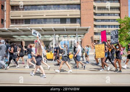 TORONTO, ONTARIO, KANADA - 6. JUNI 2020: Anti-Rassismus-Marsch, in Solidarität mit Black Lives Matter und gegen den Tod von George Floyd und Polizei inj Stockfoto