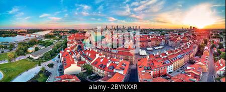 Schöne Panorama-Drohne Blick auf Warschau Altstadt (POL: Stare Miasto) mit modernen Wolkenkratzern am Horizont, Königliches Schloss, Platz und die Colu Stockfoto