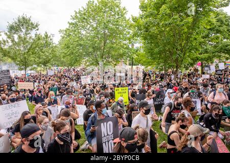 TORONTO, ONTARIO, KANADA - 6. JUNI 2020: Anti-Rassismus-Marsch, in Solidarität mit Black Lives Matter und gegen den Tod von George Floyd und Polizei inj Stockfoto