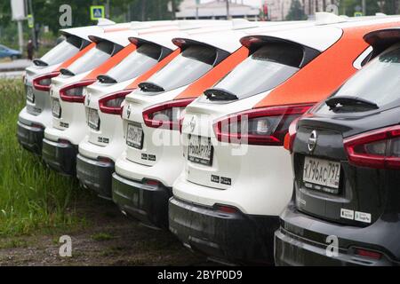 Sankt Petersburg, Russland - 06. Juni 2020: Nissan Qashqai Carsharing-Unternehmen YouDrive Autos auf einem freien Parkplatz während der Beschränkungen geparkt Stockfoto