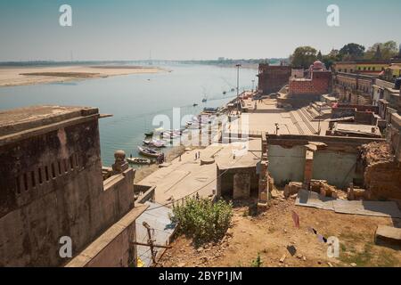 Eine breite Aufnahme des ganges in Benaras Stockfoto