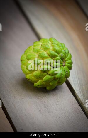 Frischer Custard Apfel auf Holztisch Hintergrund Stockfoto