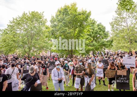TORONTO, ONTARIO, KANADA - 6. JUNI 2020: Anti-Rassismus-Marsch, in Solidarität mit Black Lives Matter und gegen den Tod von George Floyd und Polizei inj Stockfoto