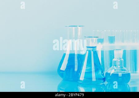 Laborglas mit Pipette und Reagenzgläsern. Wissenschaftliche Laborausrüstung Stockfoto