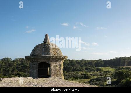 Detail der Festung von Santa Teresa, Uruguayisches Nationaldenkmal, in Rocha, Uruguay. Oberer Teil einer Wachtposten-Box von innen gesehen Stockfoto