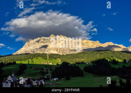 Die Westseite der Sasso di Santa Croce in der östlichen Dolomiten, mit Blick auf die Val Badia, der vertikalen Wand von 900 Meter, Südtirol, Italien Stockfoto