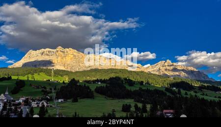 Die Westseite der Sasso di Santa Croce in der östlichen Dolomiten, mit Blick auf die Val Badia, der vertikalen Wand von 900 Meter, Südtirol, Italien Stockfoto