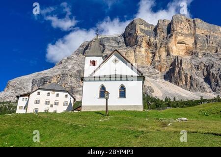 Die Westseite der Sasso di Santa Croce in der östlichen Dolomiten, mit Blick auf die Val Badia, der vertikalen Wand von 900 Meter, Südtirol, Italien Stockfoto