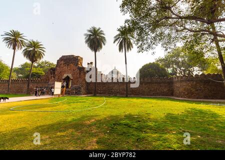 Humayun's Tomb, Delhi - Eintrittssicht auf das erste Gartengrab auf dem indischen Subkontinent. Das Grab ist ein hervorragendes Beispiel für persische Architektur. Stockfoto