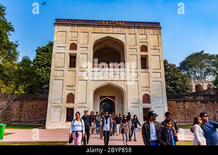 Königlicher Blick auf das erste Gartengrab auf dem indischen Subkontinent. Das Grab ist ein ausgezeichnetes Beispiel für persische Architektur. Im Nizamuddin gelegen Stockfoto