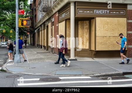 Die High-End-Boutiquen an der angesagten Bleecker Street im New Yorker Stadtteil Greenwich Village sind vernagelt, um eine Wiederholung von Plünderungen und Vandalisationen im Zusammenhang mit den Protesten im Zusammenhang mit dem Tod von George Floyd zu erwarten, die am Mittwoch, den 3. Juni 2020 zu sehen waren. (© Richard B. Levine) Stockfoto