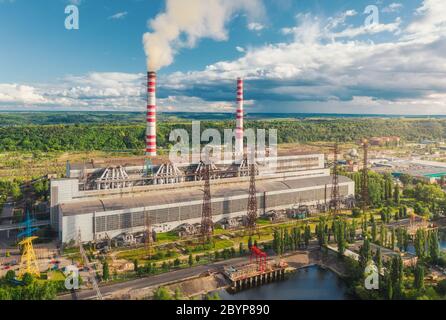 Luftaufnahme des thermischen Kraftwerks. Industrielandschaft Stockfoto