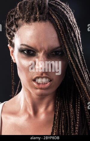 Porträt einer wütenden afroamerikanischen Frau mit Dreadlocks Stockfoto