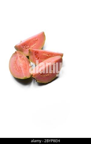 Guavafrüchte isoliert auf weißem Hintergrund Stockfoto