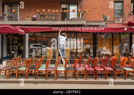Arbeiter fichten am Donnerstag, den 28. Mai 2020, das Chelsea Square Diner in New York auf. Der New Yorker Bürgermeister Bill de Blasio veröffentlichte den Plan für eine Phase 1 der Wiedereröffnung der nicht-wichtigen Geschäfte der Stadt, aber Restaurants und Bars sind nicht enthalten. (© Richard B. Levine) Stockfoto