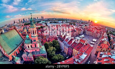 Schöne Panorama-Drohne Blick auf Warschau Altstadt (POL: Stare Miasto) mit modernen Wolkenkratzern am Horizont, Königliches Schloss, Platz und die Colu Stockfoto