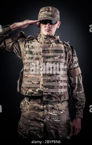 Armee-Soldaten salutieren Stockfoto