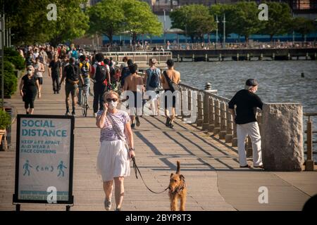 Besucher des Hudson River Park in New York am Samstag, den 30. Mai 2020. (© Richard B. Levine) Stockfoto