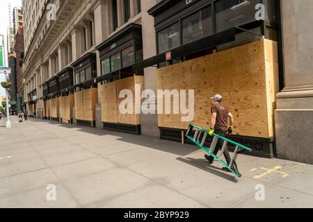 LEGO und Eataly im Viertel Flatiron in New York sind in Erwartung einer Wiederholung von Plünderungen und Vandalisationen im Zusammenhang mit den Protesten im Zusammenhang mit dem Tod von George Floyd, gesehen am Mittwoch, 3. Juni 2020, vernagelt. (© Richard B. Levine) Stockfoto