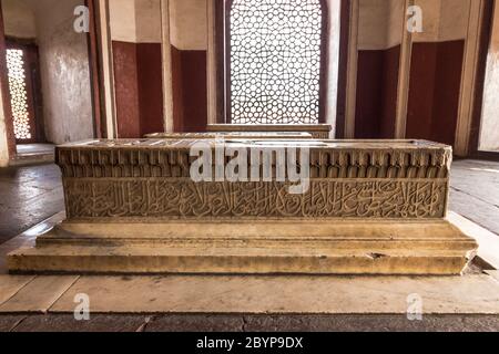 Königlicher Blick auf das erste Gartengrab auf dem indischen Subkontinent. Das Grab ist ein ausgezeichnetes Beispiel für persische Architektur. Im Nizamuddin gelegen Stockfoto